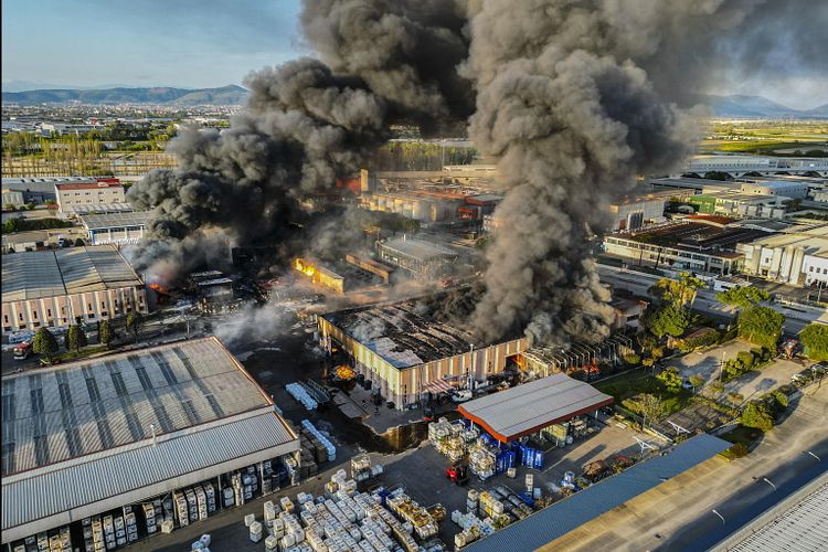 Caivano (NA): Incendio in una fabbrica